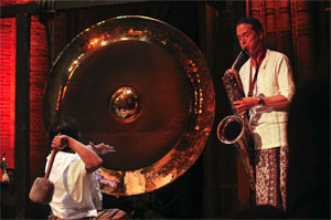 big gong and baritone saxophone
