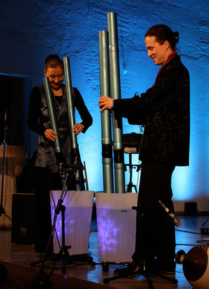 Gert Anklam und Beate Gatscha spielen Wassermusik mit der Wasserstichorgel